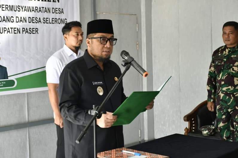 Saat Wabup melantik sejumlah Anggota BPD PAW di Kecamatan Kuaro. (Foto: Dok Prokopim Paser)