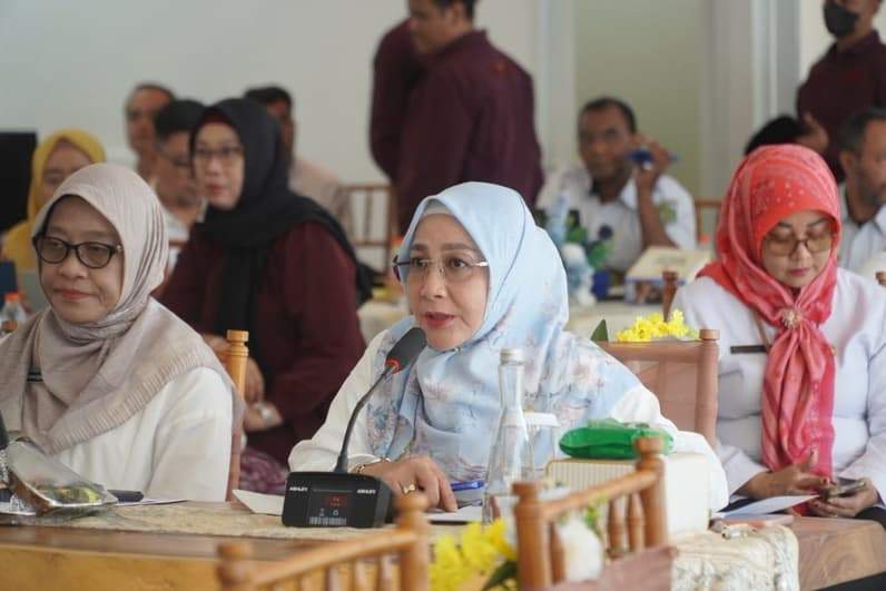 Bupati Berau saat membahas persoalan tapal batas Berau - Kutim di Meeting Room Harum Resort, Balikpapan. (Foto: Prokopim Berau)