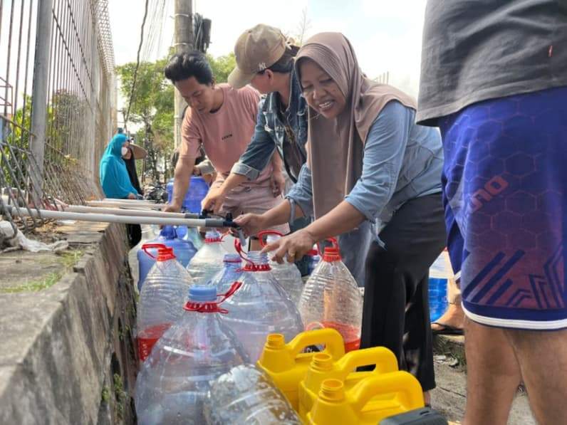 Ilustrasi bantuan distribusi air bersih kepada warga di musim kemarau. (Foto: Tri/Pusaranmedia.com)