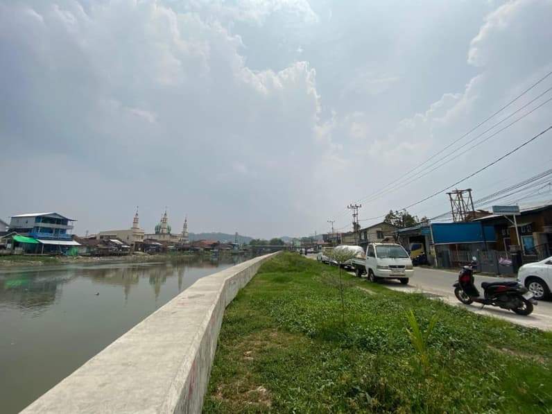 Bantaran SKM di kawasan Jalan Tarmidi, Senin (26/10/2026). (Foto: Tri/Pusaranmedia.com)