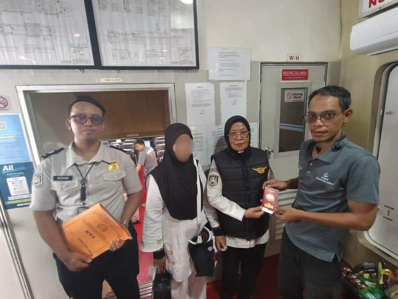 N Binti IR saat dideportasi dari Nunukan menuju Tawau, Sabah - Malaysia oleh Kantor Imigrasi Kelas II Nunukan. (Foto: Diansyah/Pusaranmedia.com)