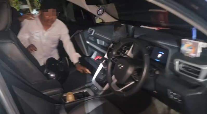 Sopir Kepala DPPR Balikpapan saat diamankan Ditresnarkoba di dalam mobil dinas. (Foto: Ditresnarkoba Polda Kaltim)