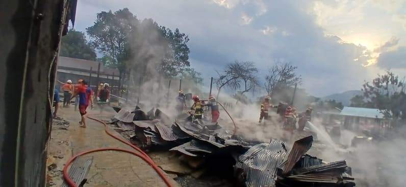 Saat proses pendinginan api di lokasi kebakaran di Desa Songka, Kecamatan Batu Sopang. (Foto: Dok Polsek Batu Sopang)