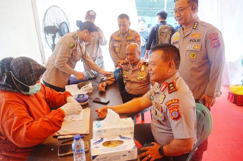 Kapolda Kaltim Irjen Pol Endar Priantoro donor darah digelar dengan melibatkan sekitar 200 peserta yang terdiri dari personel Sat Samapta, Satbrimob Polda Kaltim, serta masyarakat umum. (Foto: Humas Polda Kaltim).