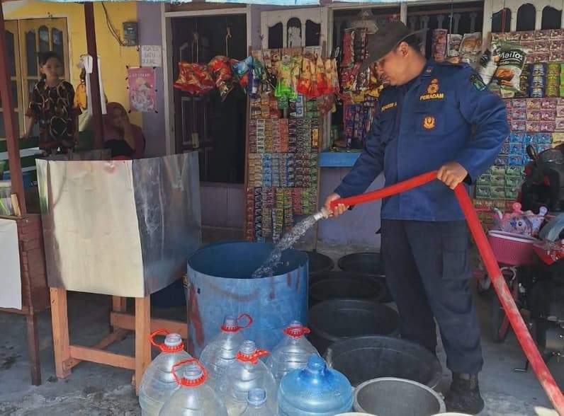 Personel Disdamkarmat Nunukan saat mendistribusikan air bantuan kepada masyarakat di Pangkalan Posal Nunukan Timur. (Foto: Disdamkarmat Nunukan)