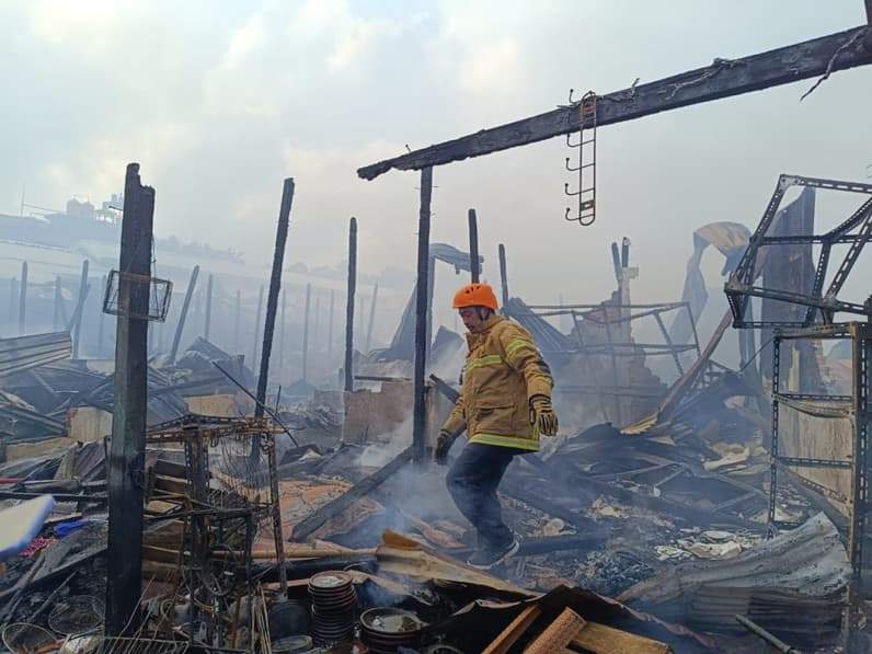 Personel BPBD Balikpapan usai memadamkan kobaran api. (Foto: Achmad Fadillah/Pusaranmedia.com)