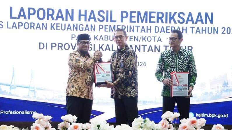 Wabup Paser Ikhwan Antasari (kiri) menerima opini WTP dari BPK RI. (Foto: Prokopim Paser)