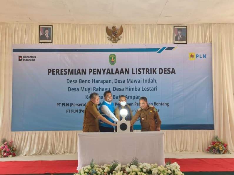 PLN bersama Bupati Kutim, Ardiansyah Sulaiman menekankan tombol peresmian listrik 24 jam di empat desa Kecamatan Batu Ampar. (Foto: PLN UID Kaltimra)