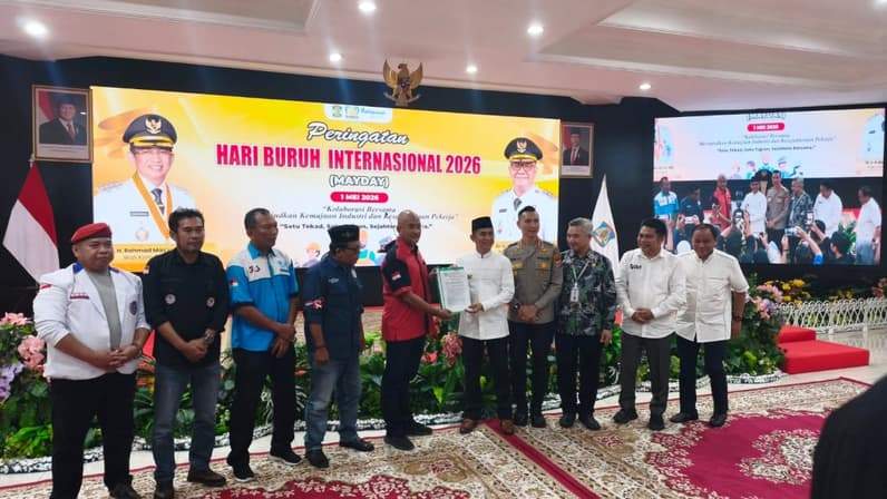 Wali Kota Balikpapan, Rahmad Mas'ud menerima petisi dari perwakilan serikat buruh dalam pertemuan dialog di Auditorium Balai Kota, Jumat (1/5/2026). (Foto: Achmad Fadillah/Pusaranmedia.com)