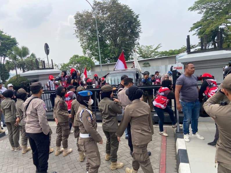 TRC PPA geruduk Kantor Gubernur Kaltim, Senin (19/10/2026). (Foto: Tri/Pusaranmedia.com)