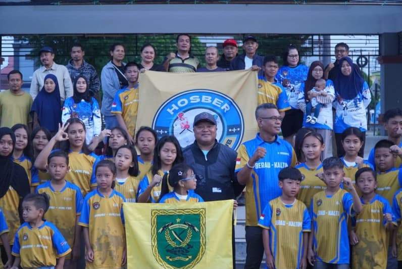 Wabup Gamalis Lepas 59 Atlet Taekwondo Berau. (Foto: Nur Hidayah/Pusaranmedia.com)