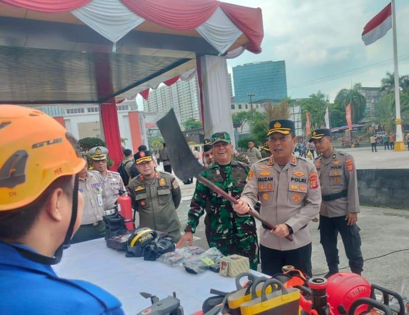 Wakapolresta Balikpapan, AKBP Fauzan Arianto mengangkat peralatan kesiapsiagaan Karhutla saat apel, Kamis (13/8/2026). (Foto: Achmad Fadillah/Pusaranmedia.com)