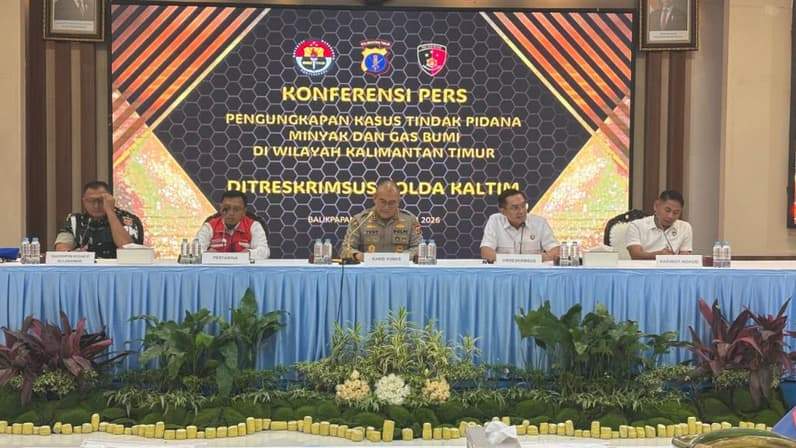 Polda Kaltim menggelar konferensi pers pengungkapan penyalahgunaan BBM di Mapolda Kaltim, Rabu (16/9/2026). (Foto: Achmad Fadillah/Pusaranmedia.com)