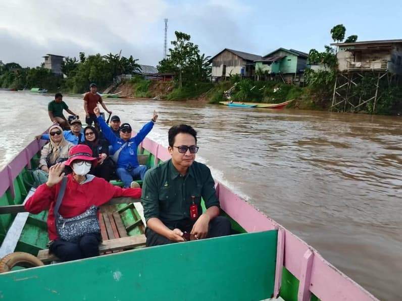 Tim Gabungan Dinsos P3A Kabupaten Nunukan dan Universitas Mulawarman saat menuju Kecamatan Lumbis Ogong. (Foto: Dinsos P3A)
