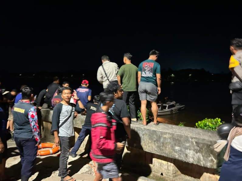 Upaya penyelamatan perempuan yang terjun di sungai mahakam timbau (Foto: Damkar Kukar)