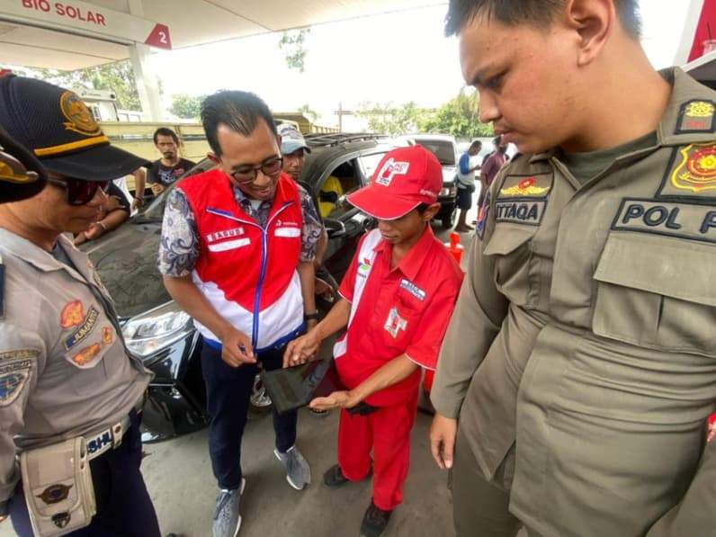 Petugas Pertamina bersama tim gabungan dari Satpol PP dan aparat terkait melakukan pengecekan sistem barcode di SPBU Bujangga. (Foto: Nur Hidayah/Pusaranmedia.com)