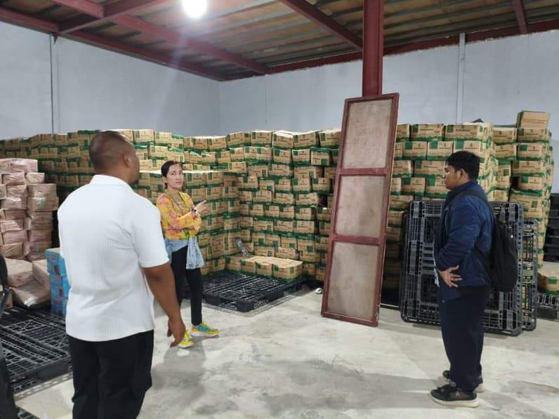 Kabid Perdagangan DKUKMPP R Dior Frames saat melakukan pengawasan terhadap ketersediaan barang di Nunukan (Foto: Diansyah/pusaranmedia.com)