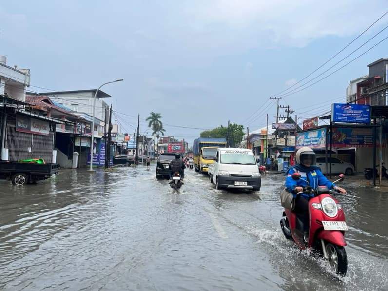 Genangan di Jalan Merdeka usai hujan mengguyur Kota Samarinda, Senin (28/9/2026). (Foto: Tri/Pusaranmedia.com)