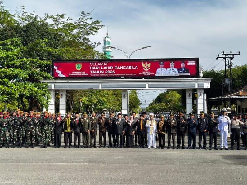 Foto Bersama Bupati Berau, usai upacara peringatan Hari Lahir Pancasila. (Foto: Nur Hidayah/ pusaranmedia.com)