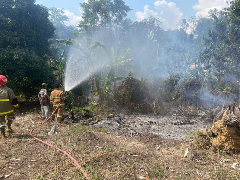 Proses pemadaman lahan yang terbakar di loa kulu (Foto: Disdamkarmatan Kukar)