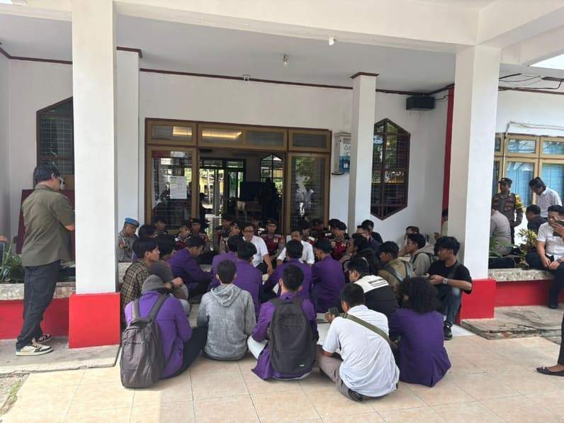 Aksi mahasiswa di DLHK Kukar (Foto: Aswin/pusaranmedia.com)