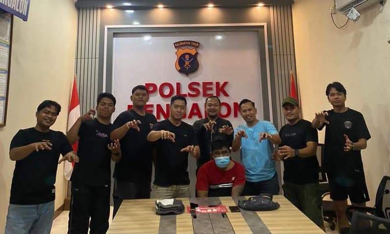 Jajaran Polsek Bengalon saat berpose dengan dugaan pelaku pengedar sabu di Desa Sepaso. (Foto: Dok Polsek Bengalon)