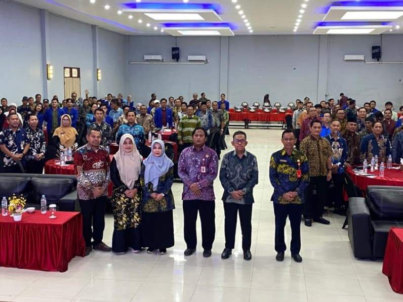 Sekda Berau, Muhammad Said, membuka kegiatan Penguatan BUM Kampung yang diselenggarakan DPMK Berau di Ballroom SM Tower. (Foto: Nur Hidayah/ pusaranmedia.com)