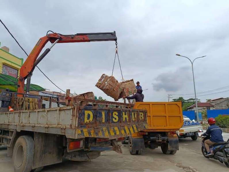 Ilustrasi proses evakuasi muatan truk yang mengalami kendala operasional akibat kelebihan muatan di Balikpapan. (Foto: Achmad Fadillah/Pusaranmedia.com)