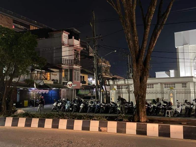 Pengunjung Teras Samarinda tahap II yang memarkirkan kendaraannya di atas trotoar di kawasan Masjid Raya Darussalam, Sabtu (29/8/2026). (Foto: Tri/Pusaranmedia.com)
