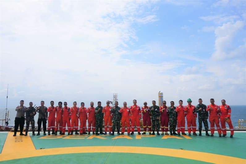 Danlanal Balikpapan meninjau fasilitas operasi migas lepas pantai Bekapai. (Foto: PT Pertamina Hulu Mahakam)