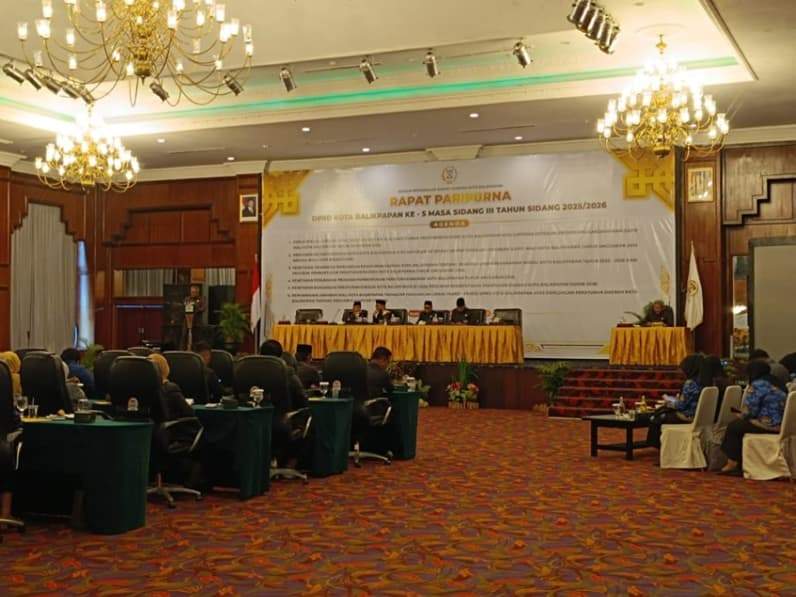 Suasana rapat paripurna DPRD Balikpapan kembali berlangsung usai diskors sementara akibat polemik agenda pembahasan Raperda di Hotel Grand Senyiur, Senin (18/5/2026). (Foto: Achmad Fadillah/Pusaranmedia.com)