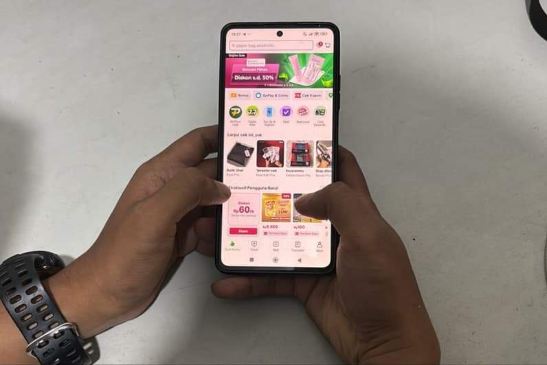 Ilustrasi aktivitas belanja online melalui marketplace. (Foto: Achmad Fadillah/Pusaranmedia.com)