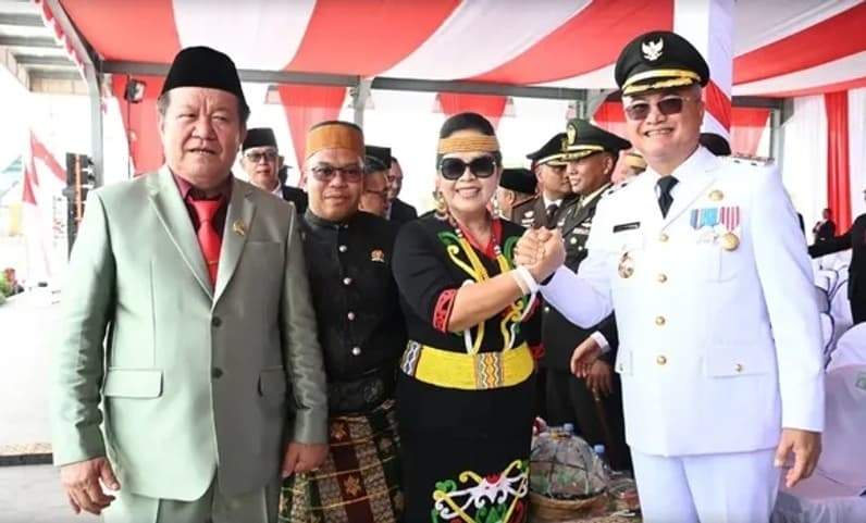 Momen foto bersama Anggota DPRD Kaltara dapil III Malinau dengan Bupati Malinau, Wempi W Mawa. (Foto: Istimewa)