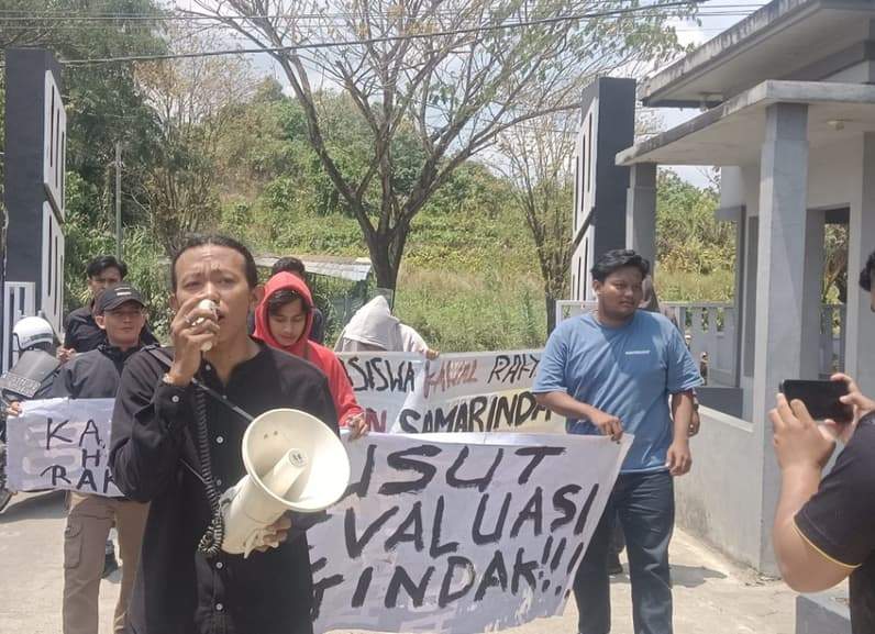Aksi demonstrasi di depan kantor BPN Samarinda Soroti dugaan mafia tanah. (Foto: Herdi/Pusaranmedia.com)