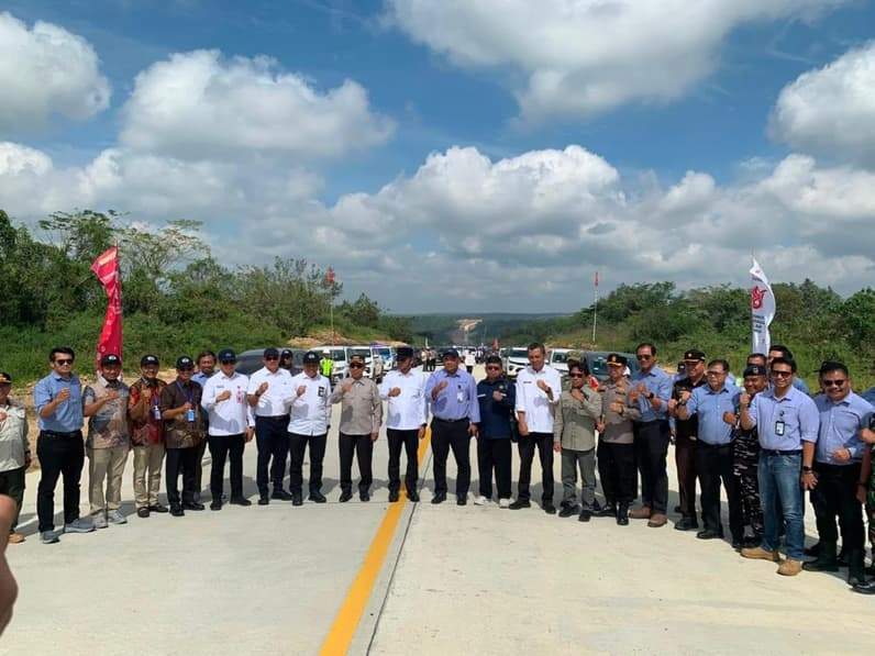 Suasan peresmian Jalan Pengganti Permanen (JPP) sepanjang sekitar 18,5 kilometer resmi dibuka di Desa Tepian Langsat, Kecamatan Bengalon. (Foto: Dok.Polres Kutim)