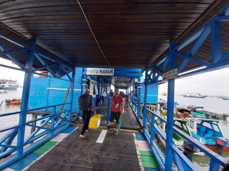 Beberapa tiang dermaga Pelabuhan Speedboat Penajam mengalami kerusakan. (Foto: Adi Kade/Pusaranmedia.com)