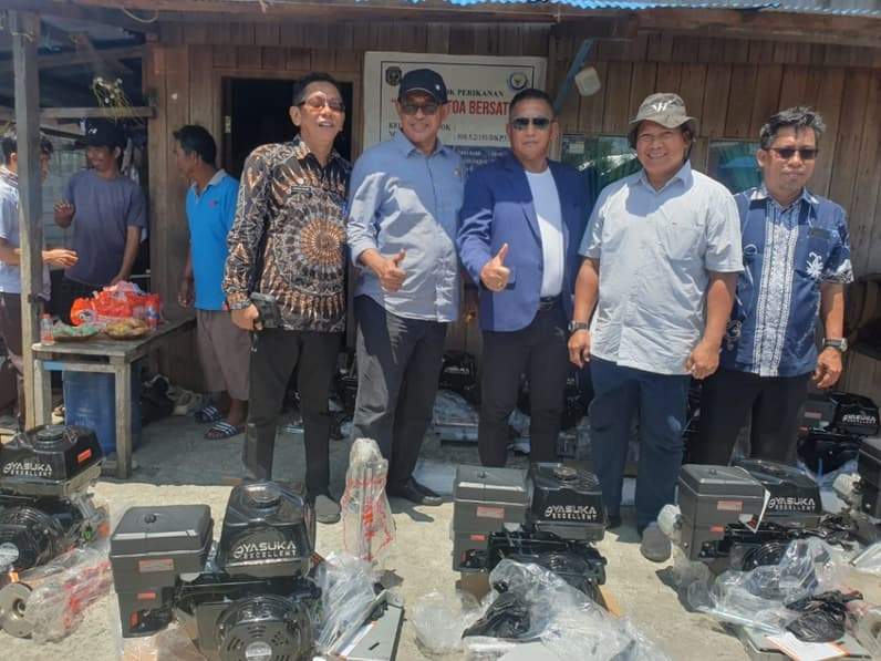 Wakil Ketua Komici C DPRD Bontang Salurkan 14 Mesin Ketinting untuk Nelayan Pulo Battoa Bersatu. (Foto: Lutfi Aziz/Pusaranmedia.com)