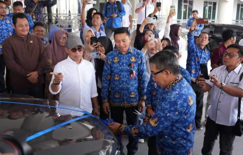 Bupati Kutim, Ardiansyah Sulaiman saat melakukan pemotongan pita. (Foto: Dok Prokopim Kutim)
