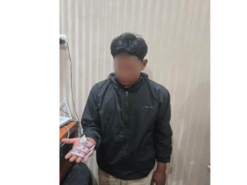 Pelaku usai diamankan bersama alat bukti cairan liquid (Foto: Polres Nunukan)