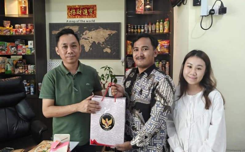 Pihak KRI Tawau saat mengunjungi Managing Director Sinarmas (T) Sdn Bhd dan Everise Marketing (T) Sdn Bhd, Mr Hong Nyuk Long yang didampingi Operation Manager, Lily Low (Foto: KRI Tawau)