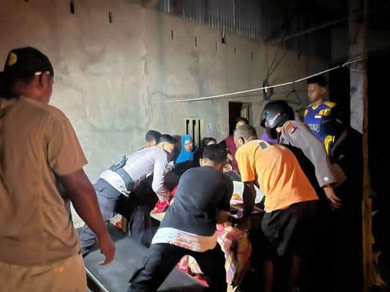 Petugas dari Polsek Sebatik Barat saat mengevakuasi jenazah korban gantung diri di kamar kosnya (Foto: Polres Nunukan)