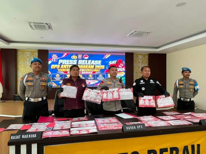 Polres Berau memperlihatkan barang bukti sabu hasil pengungkapan Operasi Antik Mahakam 2026. (Foto: Nur Hidayah/Pusaranmedia.com)