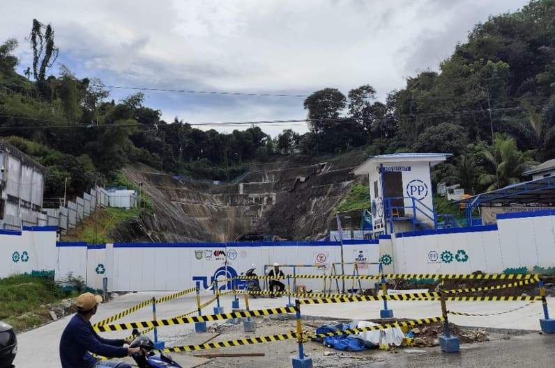 Terowongan sisi Jalan Sultan Alimuddin yang sebagian lerengnya runtuh dampak intensitas hujan yang tinggi di Samarinda, Senin (12/5/2025). (Foto: Tri/Pusaranmedia.com)