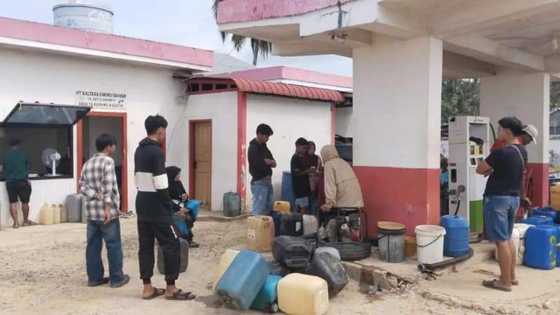 Antrean BBM Subsidi di Pulau Sebatik. (Foto: HNS)