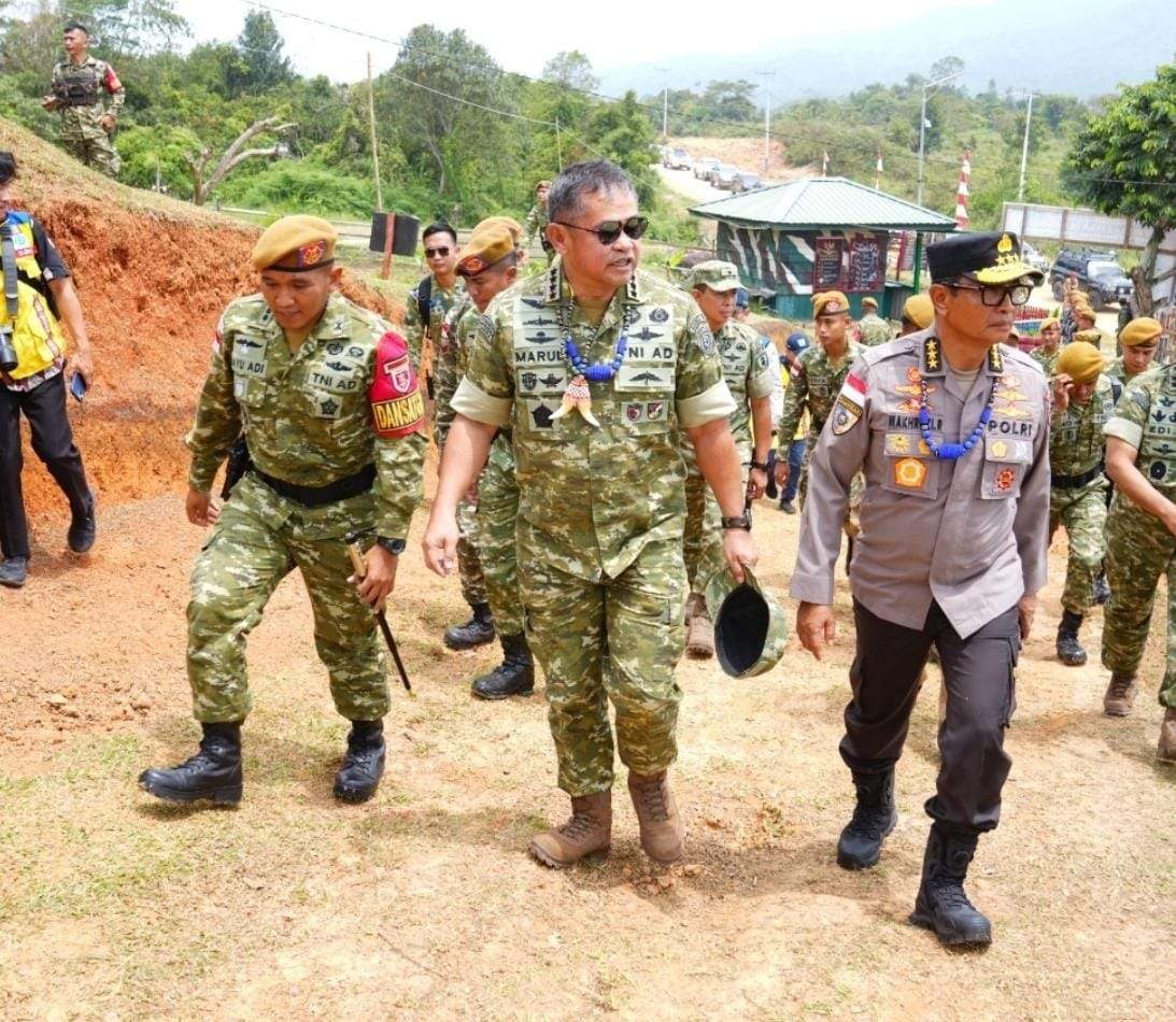 Kepala BNPPDT Jenderal Maruli Simanjuntak saat mengunjungi Dataran Tinggi Krayan (Foto: BNPPDT)