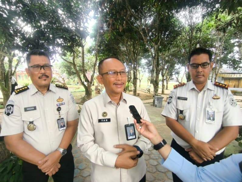 Kakanwil Ditjenpas Kaltimtara Yan Rusmanto didampingi Kalapas Kelas IIB Nunukan Donny Setiawan di kawasan SAE Lanuka (Foto: Diansyah/pusaranmedia.com)