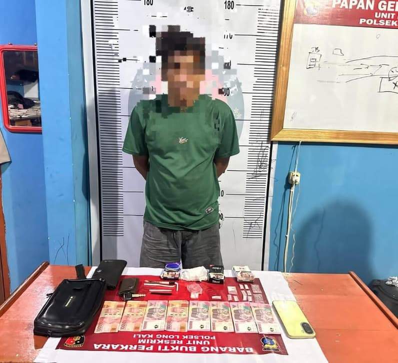 Tersangka dan barang bukti pengungkapan kasus pengedaran narkoba yang dilakukan tersangka EW di Kecamatan Long Kali. (Foto : Polsek Long Kali)