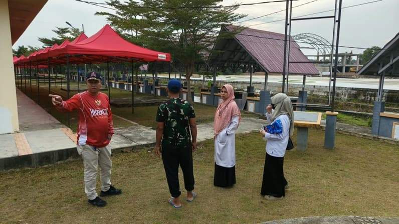 Kabid UMKM pada DKUMKMPP Nunukan Mardiana saat meninjau persiapan Paras Fest 2026 (Foto: Diansyah/pusaranmedia.com)