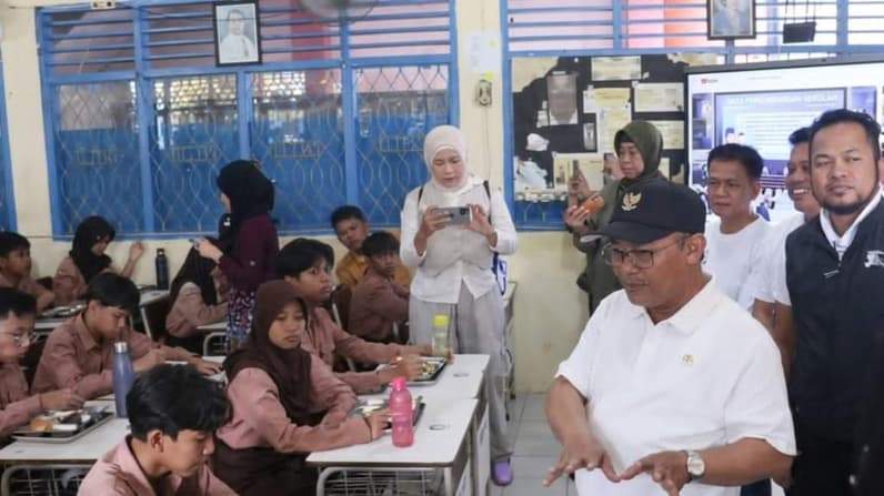 Mendikdasmen, Abdul Mu'ti meninjau pelaksanaan MBG di SMPN 14 Balikpapan, Jumat (5/6/2026). (Foto: Achmad Fadillah/Pusaranmedia.com)