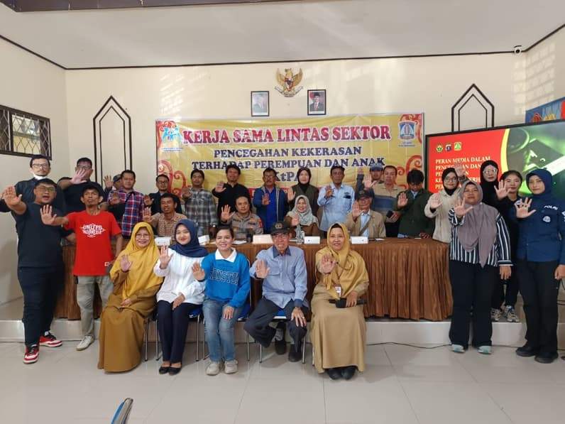 Puluhan wartawan berfoto bersama narasumber dan jajaran DP3AKB Balikpapan usai kegiatan sosialisasi pencegahan kekerasan terhadap perempuan dan anak di Aula Kelurahan Telaga Sari, Balikpapan, Selasa (28/4/2026). (Foto: PWI Balikpapan)